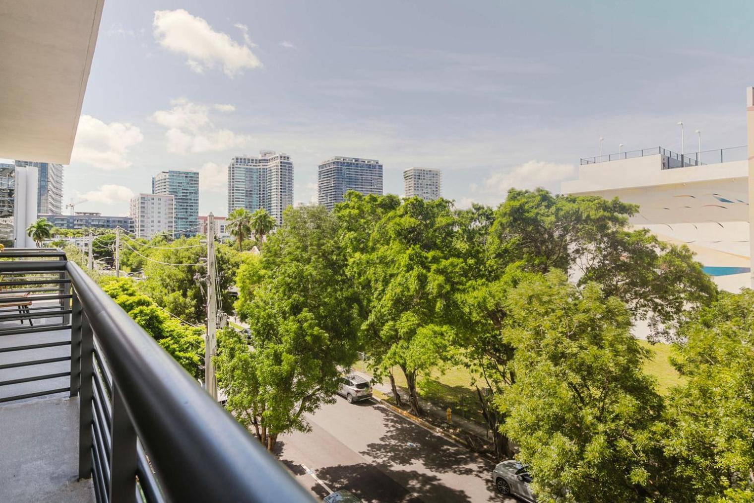 Blueground Edgewater Pool Ac Balcony Gym Mia-111 Apartment